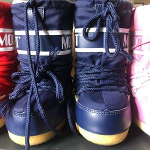 Moon boot 
Size 23-26 (7-9)
EUC